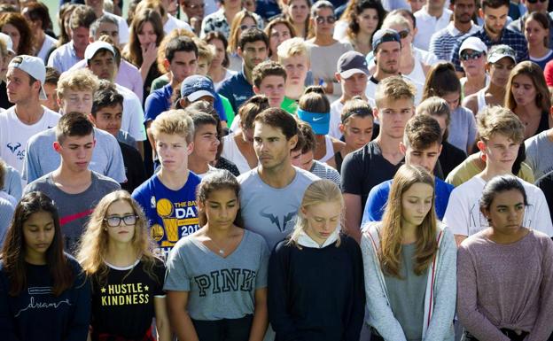 Rafa, entre los alumnos de su academia de tenis de Manacor, durante el minuto de silencio en memoria de las víctimas.