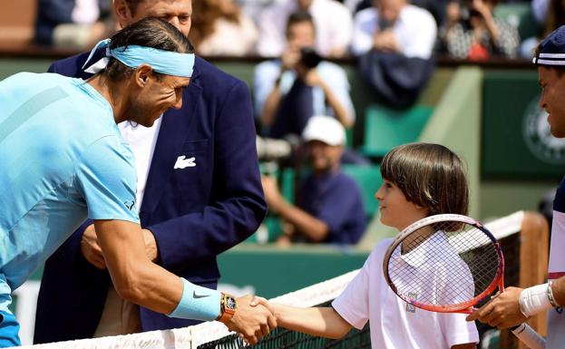 Nadal saluda a uno de sus fans.