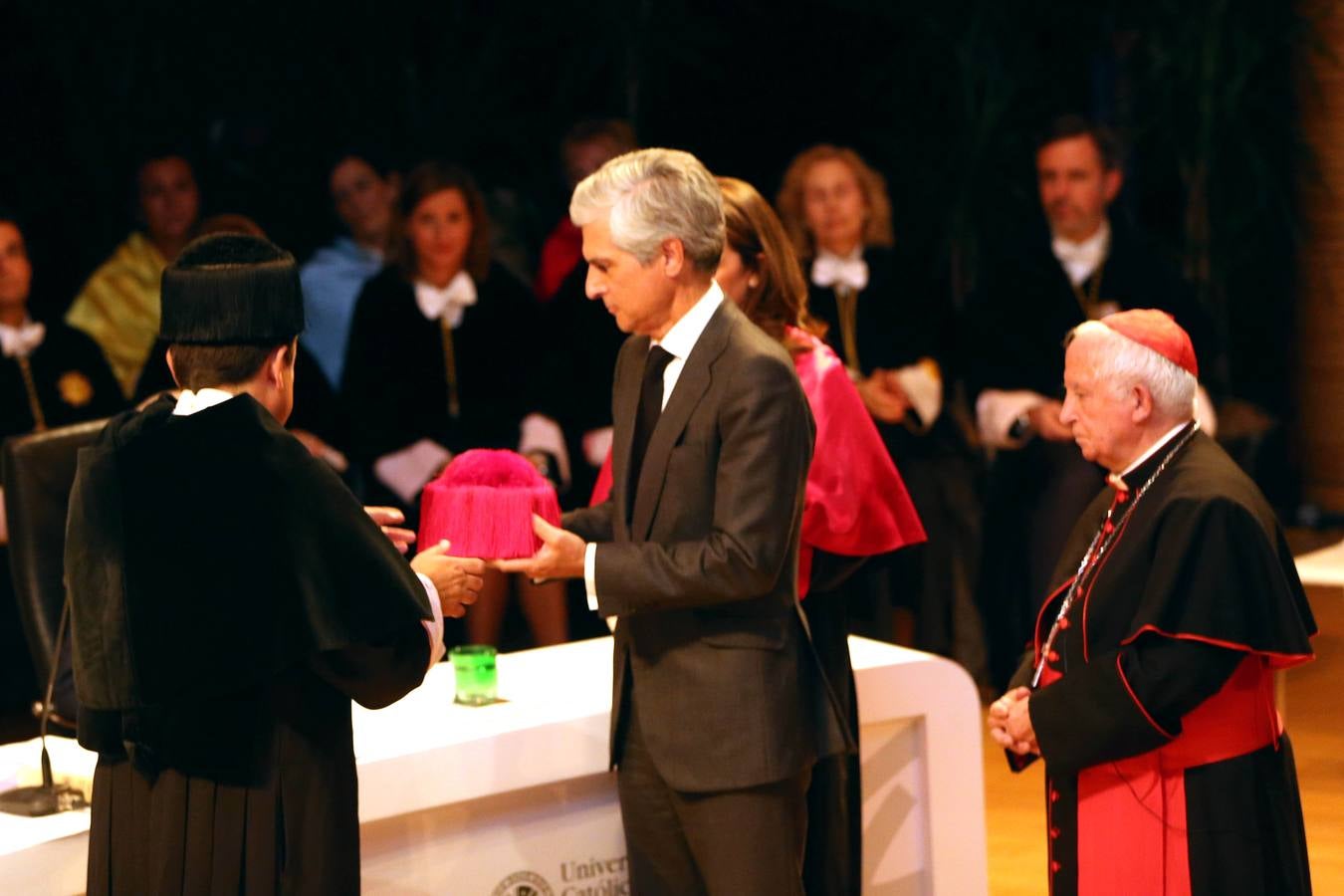 La Universidad Católica de Valencia (UCV) ha investido este lunes 'doctor honoris causa' a título póstumo al expresidente del Gobierno Adolfo Suárez González, en un acto en el que se ha reivindicado su figura como un hombre «de concordia y de libertad» frente a la «amenaza» que se cierne sobre esa concordia en España.