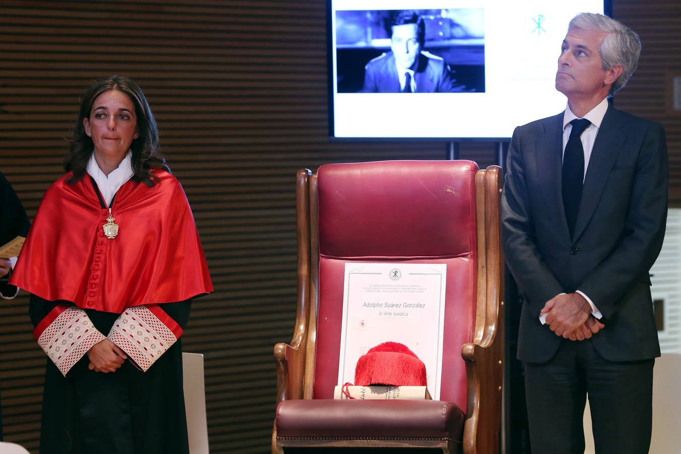 La Universidad Católica de Valencia (UCV) ha investido este lunes 'doctor honoris causa' a título póstumo al expresidente del Gobierno Adolfo Suárez González, en un acto en el que se ha reivindicado su figura como un hombre «de concordia y de libertad» frente a la «amenaza» que se cierne sobre esa concordia en España.