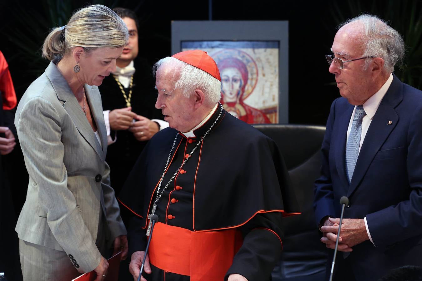 La Universidad Católica de Valencia (UCV) ha investido este lunes 'doctor honoris causa' a título póstumo al expresidente del Gobierno Adolfo Suárez González, en un acto en el que se ha reivindicado su figura como un hombre «de concordia y de libertad» frente a la «amenaza» que se cierne sobre esa concordia en España.