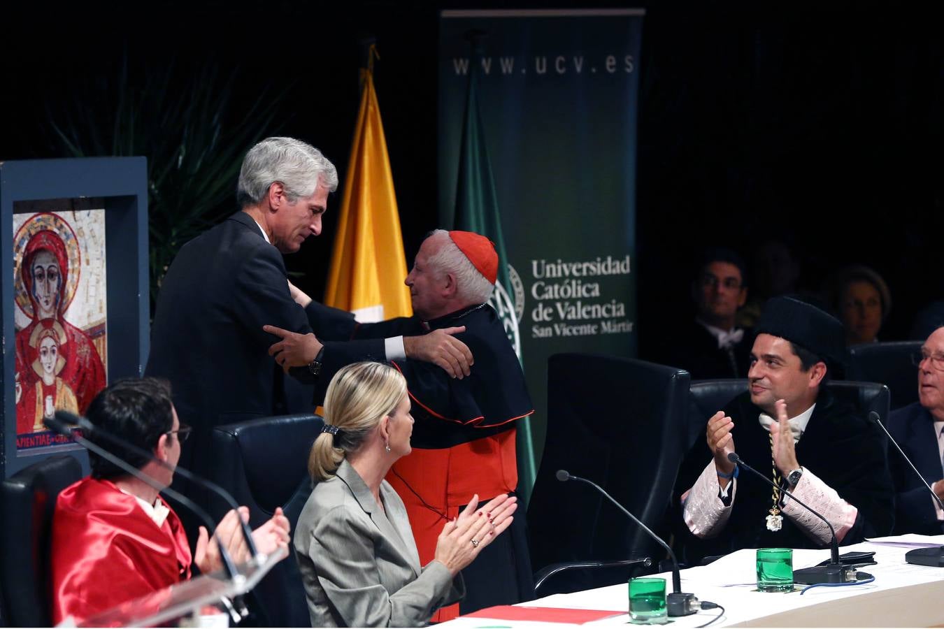 La Universidad Católica de Valencia (UCV) ha investido este lunes 'doctor honoris causa' a título póstumo al expresidente del Gobierno Adolfo Suárez González, en un acto en el que se ha reivindicado su figura como un hombre «de concordia y de libertad» frente a la «amenaza» que se cierne sobre esa concordia en España.