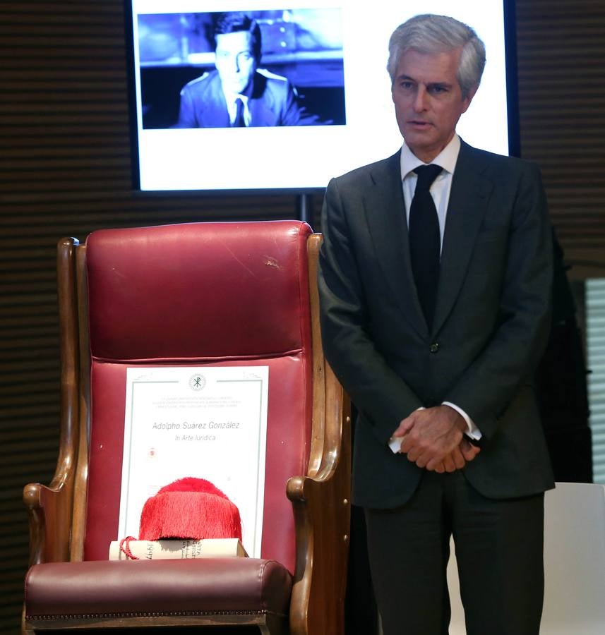 La Universidad Católica de Valencia (UCV) ha investido este lunes 'doctor honoris causa' a título póstumo al expresidente del Gobierno Adolfo Suárez González, en un acto en el que se ha reivindicado su figura como un hombre «de concordia y de libertad» frente a la «amenaza» que se cierne sobre esa concordia en España.