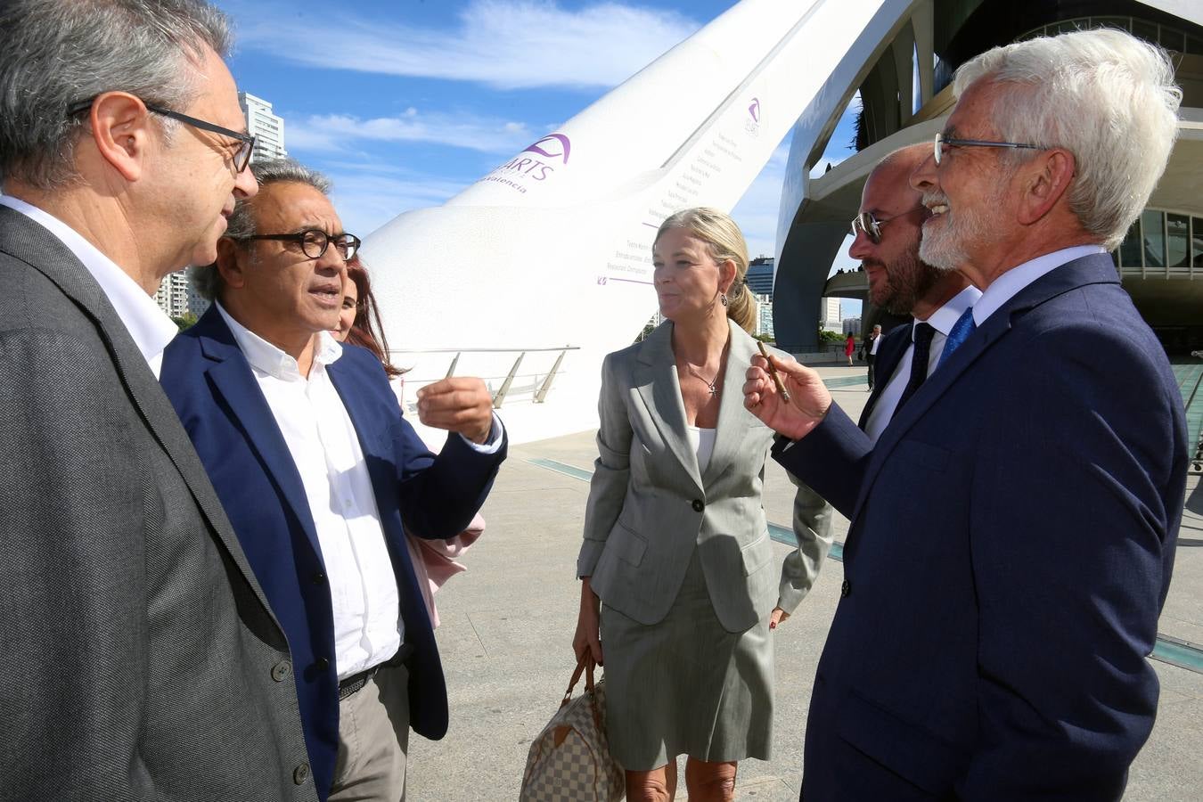 La Universidad Católica de Valencia (UCV) ha investido este lunes 'doctor honoris causa' a título póstumo al expresidente del Gobierno Adolfo Suárez González, en un acto en el que se ha reivindicado su figura como un hombre «de concordia y de libertad» frente a la «amenaza» que se cierne sobre esa concordia en España.