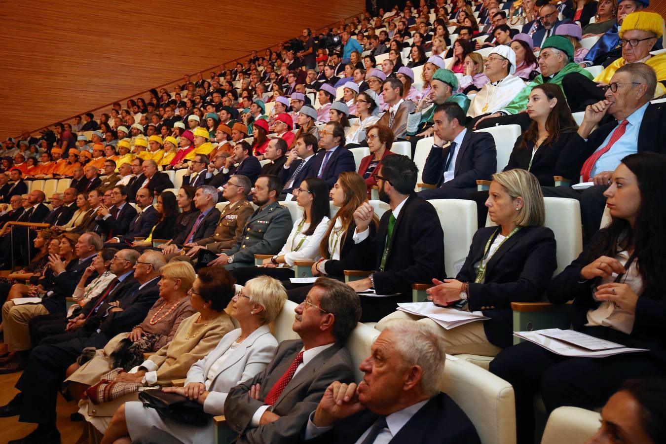 La Universidad Católica de Valencia (UCV) ha investido este lunes 'doctor honoris causa' a título póstumo al expresidente del Gobierno Adolfo Suárez González, en un acto en el que se ha reivindicado su figura como un hombre «de concordia y de libertad» frente a la «amenaza» que se cierne sobre esa concordia en España.