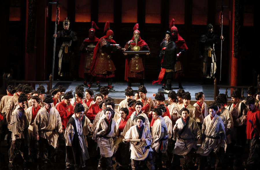 La pretemporada de Les Arts se iniciará el miércoles con 'Turandot', de Puccini, uno de los títulos que más éxito tienen entre el público de la región y que, además, pisará el escenario con todas las entradas vendidas. La ópera ya está lista para su estreno. Ayer se ultimaron los detalles de una obra que se representa por cuarta vez en el coliseo.