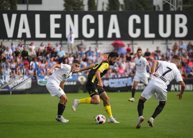 Una jugada del encuentro del domingo entre Valencia B y Hércules. 