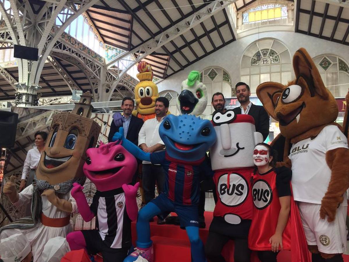 Los vendedores del Mercado Central tienen ya su propia mascota, la simpática 'Cotorra', que se encargará de extender la actividad de este centro de comercio local por toda la ciudad y representarlo en los actos que congrega Valencia. La anfitriona ha contado con la compañía de las otras mascotas que representan a entidades de la ciudad y que la han apadrinado en su primer acto público.