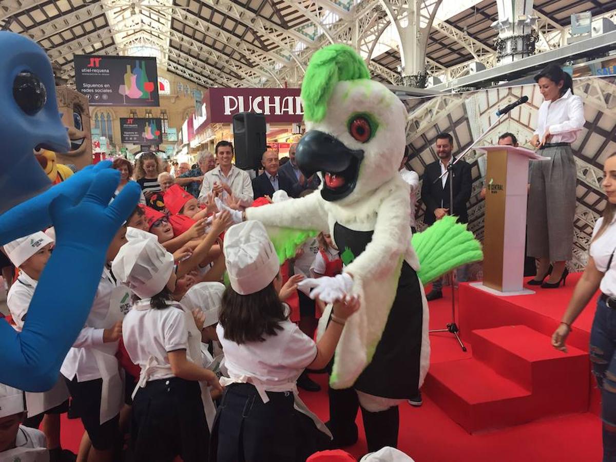 Los vendedores del Mercado Central tienen ya su propia mascota, la simpática 'Cotorra', que se encargará de extender la actividad de este centro de comercio local por toda la ciudad y representarlo en los actos que congrega Valencia. La anfitriona ha contado con la compañía de las otras mascotas que representan a entidades de la ciudad y que la han apadrinado en su primer acto público.