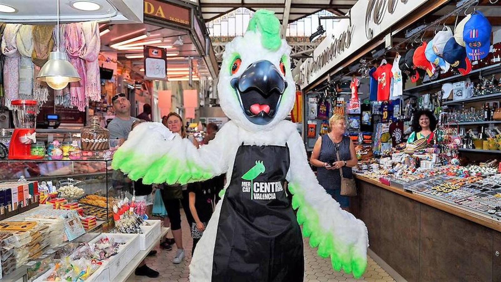 Los vendedores del Mercado Central tienen ya su propia mascota, la simpática 'Cotorra', que se encargará de extender la actividad de este centro de comercio local por toda la ciudad y representarlo en los actos que congrega Valencia. La anfitriona ha contado con la compañía de las otras mascotas que representan a entidades de la ciudad y que la han apadrinado en su primer acto público.