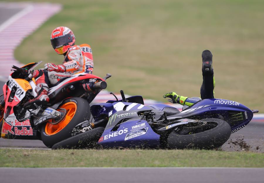 GP de Argentina. Una carrera para olvidar de Marc Márquez, que sufrió un ride through por adelantarse en la salida y luego tuvo un toque con Valentino Rossi. 