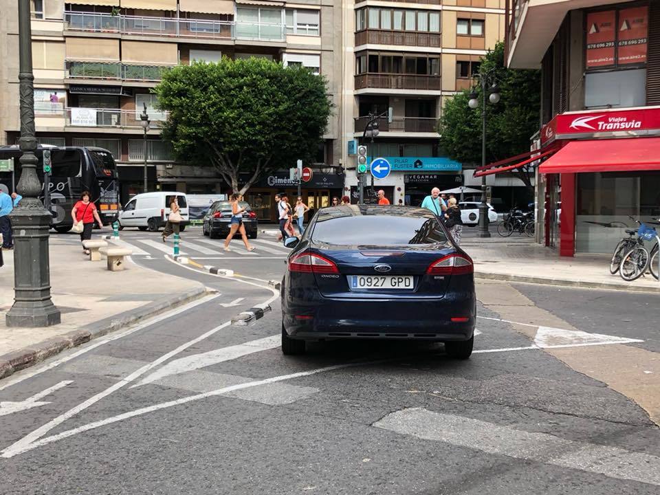 El coche del alcalde Ribó parado en medio de un cruce.