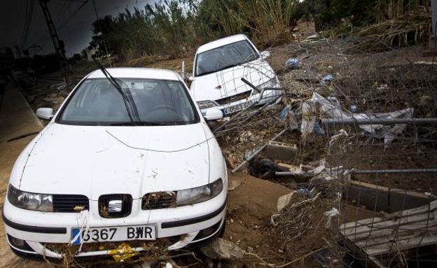 Dos coches arrastrados por una tromba de agua en Paterna en una imagen de archivo.