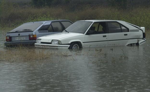 Dos vehículos quedaron completamente anegados por el agua en Catarroja durante la gota fría que azotó Valencia en el año 2.000.