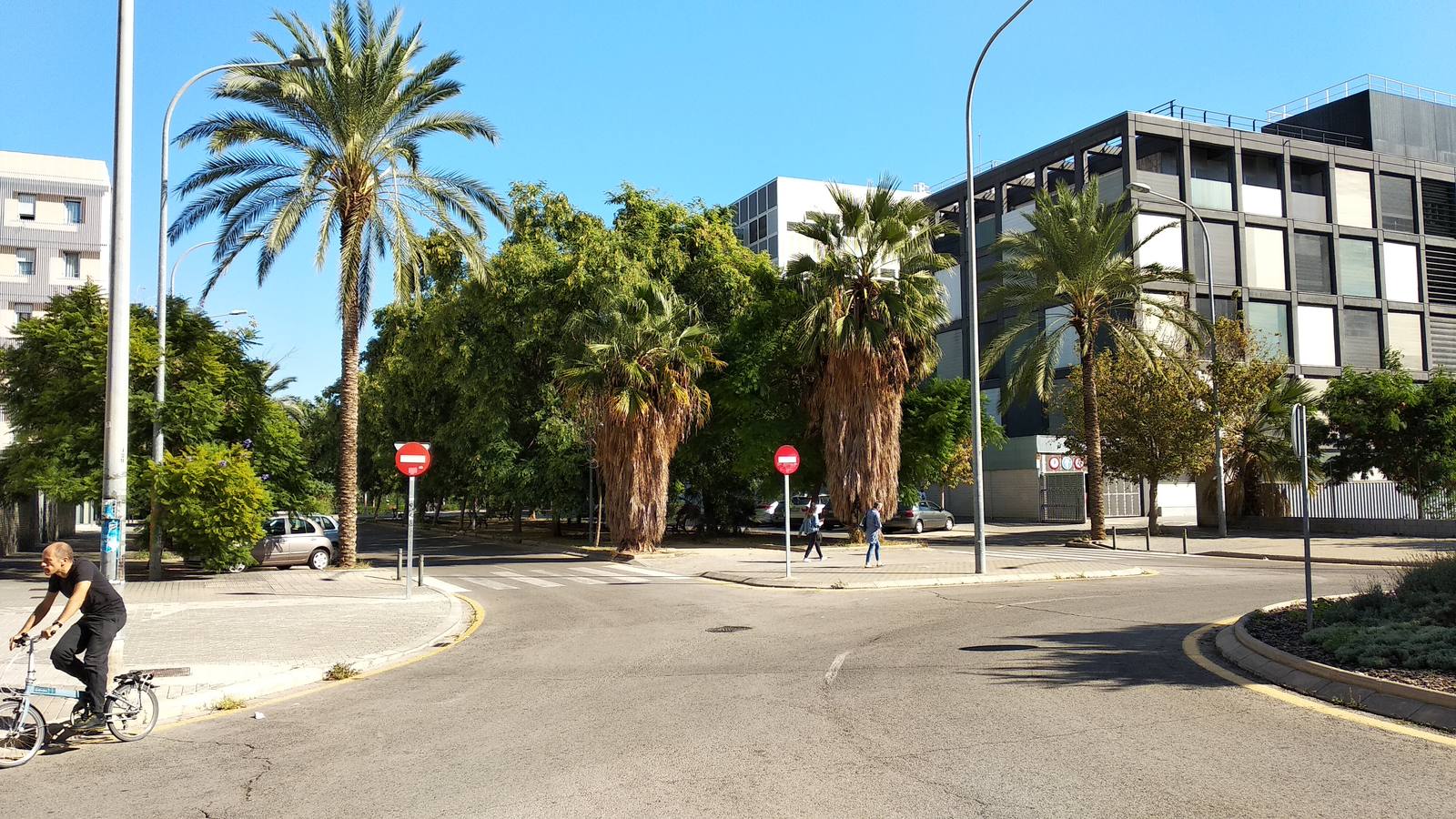 Cerramiento actual en la manzana de la Facultad de Magisterio. Los nuevos tramos de valla serán similares. 