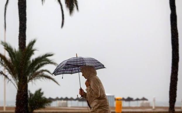 Gota fría en la Comunitat Valenciana | Vuelos desviados en Manises y cortes en el metro y Cercanías