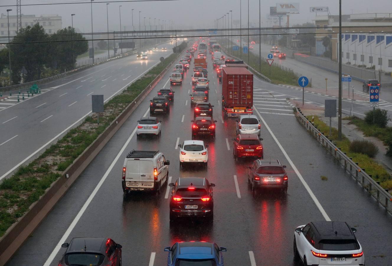 La Pista de Silla, cortada al tráfico por embolsamiento de agua.