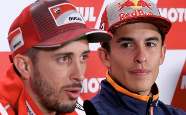 Marc Márquez escucha a Andrea Dovizioso durante la rueda de prensa de este jueves. 