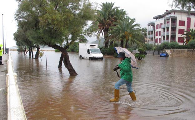 La lluvia deja vehículos inmovilizados y caminos rurales cortados en Dénia y Xàbia