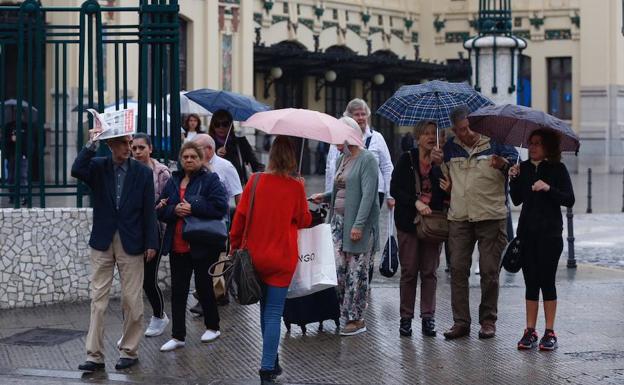 Turistas en la Estación del Norte de Valencia.