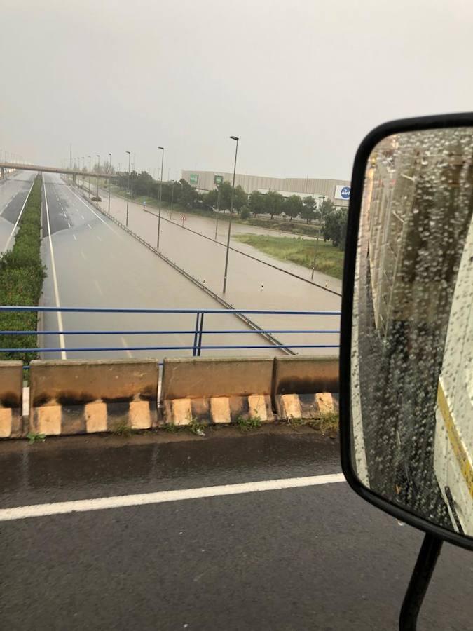 La Pista de Silla, cortada al tráfico por embolsamiento de agua.