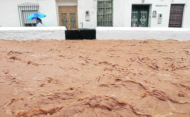 El torrente amenaza con desbordarse por las calles de la localidad malagueña de Rincón de la Victoria 