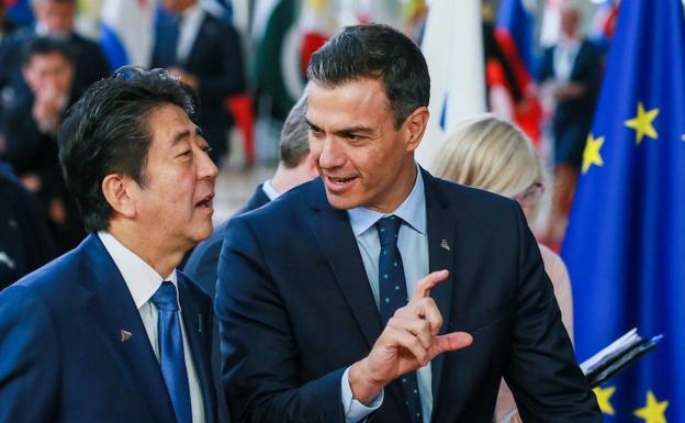 El presidente del Gobierno de España, Pedro Sánchez, conversa con el primer ministro nipón, Shinzo Abe, durante la cumbre del foro de cooperación Asia-Europa que se celebra en Bruselas. 