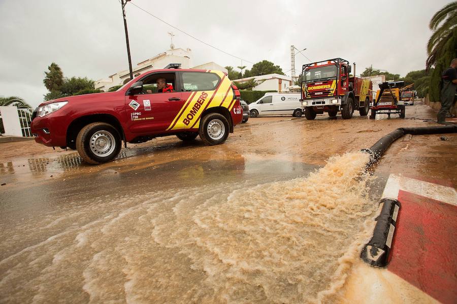 Bomberos achicando agua en bajos y garages de las viviendas de la playa del Carregador en Alcossebre.