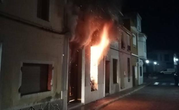 Dos heridos al arder una casa en Albalat de la Ribera