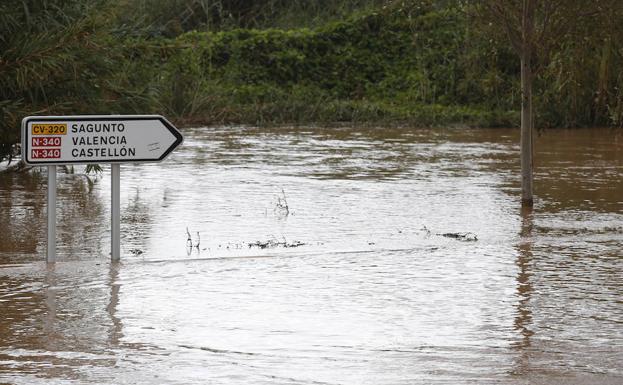 Carreteras cortadas hoy sábado en la Comunitat por las lluvias