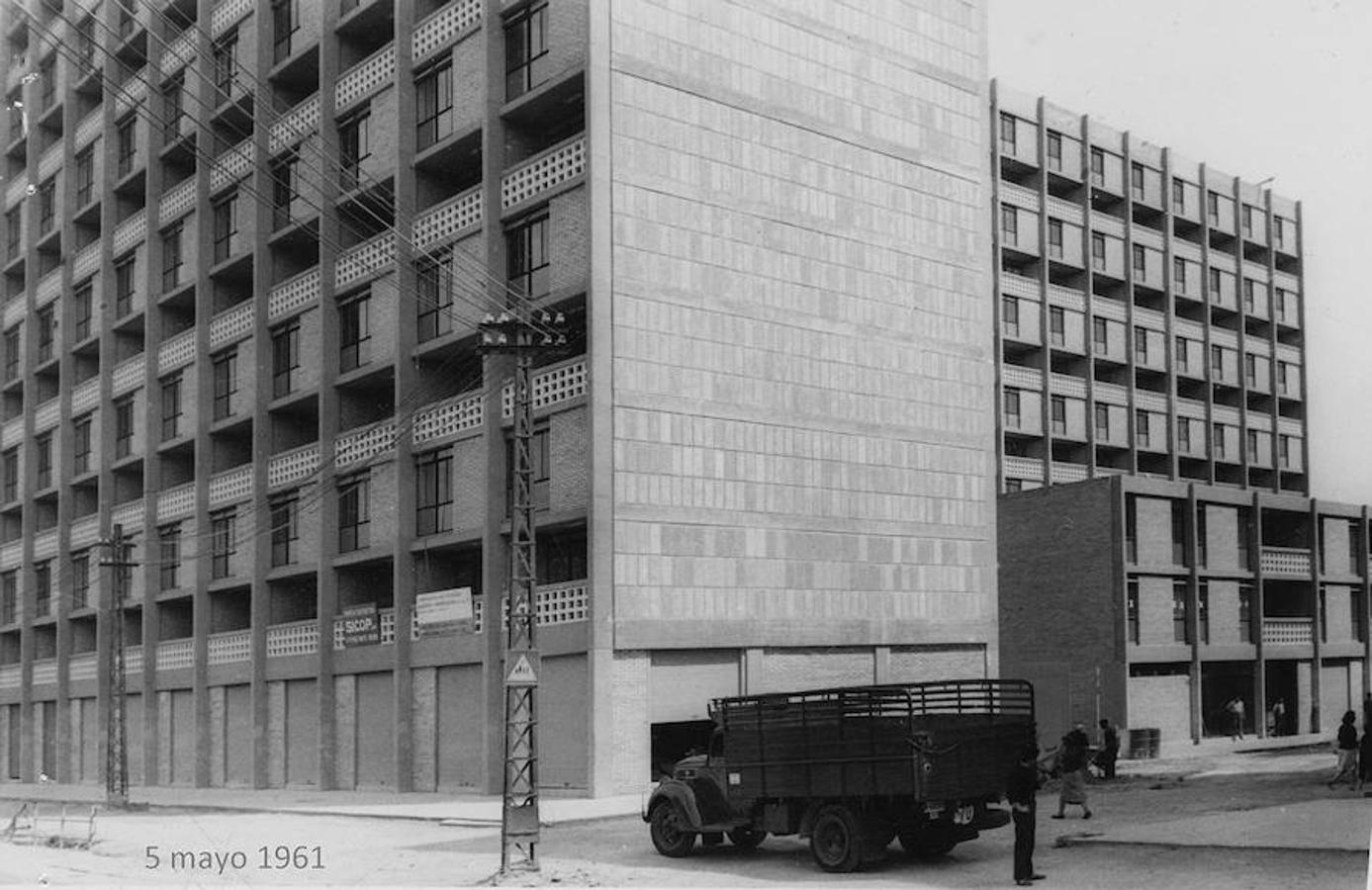 El edificio no es reconocido únicamente por el sector arquitectónico. Su repetición constante de formas geométricas lo convierte en pura simetría en bucle, donde los ángulos persisten hasta hacer del espacio un enclave idílico para las miradas fotográficas más sagaces. Los ojos de Alberola fueron los primeros en saber apreciarlo: «Es un edificio muy fotográfico, yo le hice muchas fotos en la época en la que todavía trabajábamos con negativo. Sus celosías cuadriculadas y, sobre todo, la parte interior de sus pasillos -aparentemente largos- son especialmente interesantes. Hay momentos en los que entra el sol de una manera que dibuja la cuadrícula con luces y sombras. Es un conjunto al que se le puede sacar mucho partido», reconoce el fotógrafo. (En las imágenes. capturas de Santa Mª Micaela tomadas por Alberola en mayo de 1961).