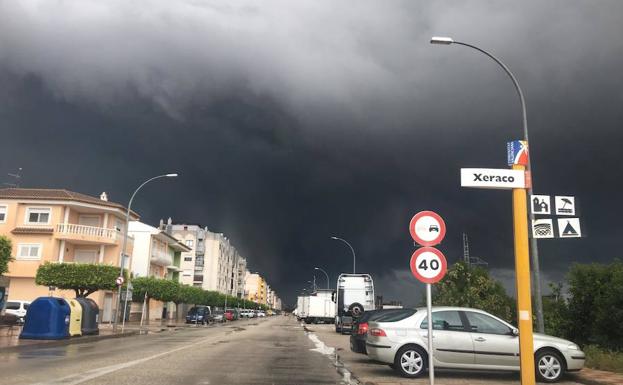 Cielo amenazador en Xeraco en la tarde de este sábado. 