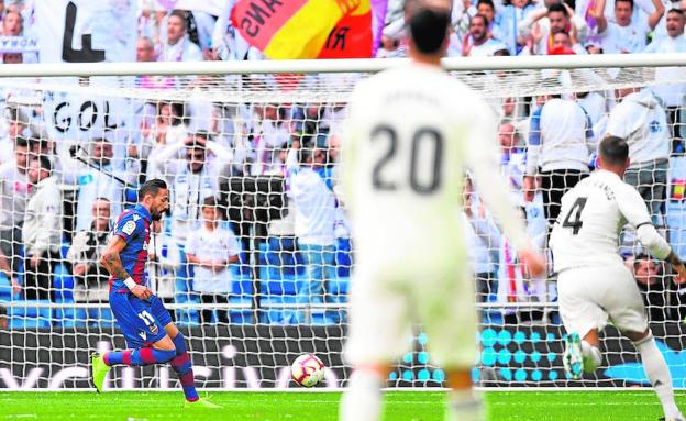 Morales define el primer gol del Levante después de haber controlado y superado a Courtois.