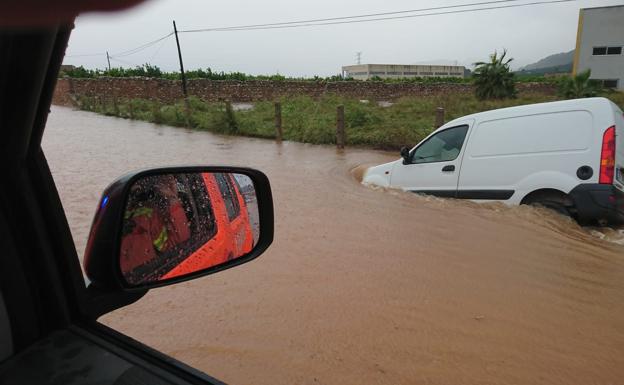 Galería. En apenas una hora, la lluvia ha dejado las calles de la localidad inundadas.