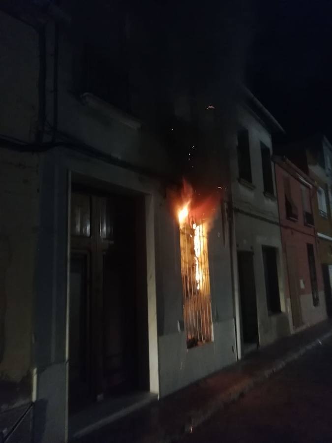 Fotos: Dos heridos al arder una casa en Albalat de la Ribera