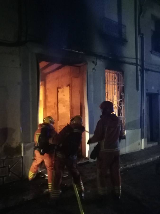 Fotos: Dos heridos al arder una casa en Albalat de la Ribera