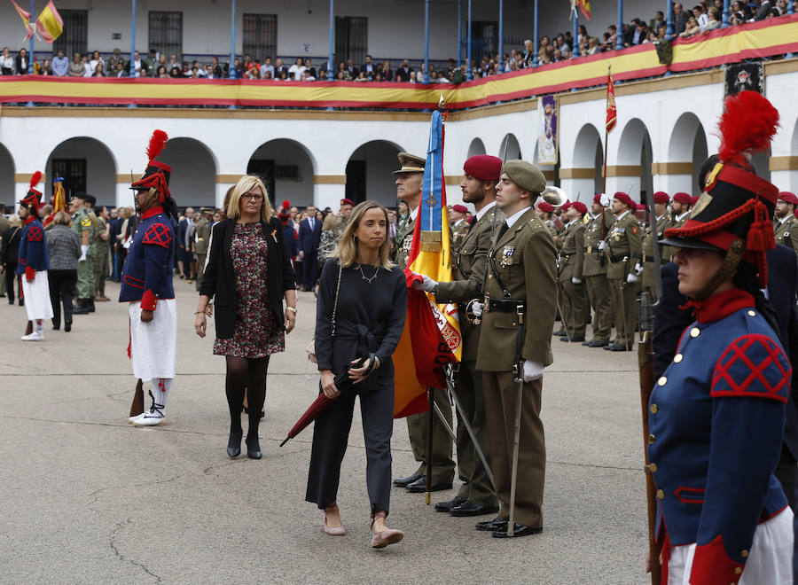 Patriotismo contra los elementos. Ante una inquietante amenaza de lluvia, 1.350 civiles han participado en la jura de bandera multitudinaria en el Acuartelamiento San Juan de Ribera del paseo de la Alameda de Valencia. Aunque en años anteriores las juras rondan el millar de personas, en esta ocasión se han superado con creces las expectativas. Esta situación ha hecho que por primera ocasión en un acto de estas características en Valencia se cuente con las cuatro banderas y espendartes de todas las unidades de la plaza. En el centro de la formación se ha situado el estandarte del Regimiento de Caballería Lusitania 8 (RCL-8) por ser el más antiguo y sobre éste es sobre el que se ha realizado el juramento. Precisamente en esta ocasión se celebran los 175 años desde que Isabel II designara la rojigualda como enseña de los tres ejercitos, según se ha recordado por megafonía. El acto ha sido presidido por el Teniente General don Francisco José Gan Pampols, jefe del Cuartel General Terrestre de Alta Disponibilidad. La lluvia ha respetado el acto hasta el último segundo, ya que las precipitaciones han empezado justo al concluir el toque que indicaba el fin del acto.