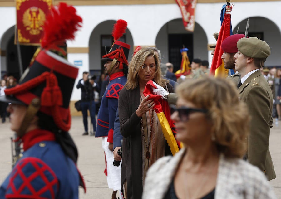 Patriotismo contra los elementos. Ante una inquietante amenaza de lluvia, 1.350 civiles han participado en la jura de bandera multitudinaria en el Acuartelamiento San Juan de Ribera del paseo de la Alameda de Valencia. Aunque en años anteriores las juras rondan el millar de personas, en esta ocasión se han superado con creces las expectativas. Esta situación ha hecho que por primera ocasión en un acto de estas características en Valencia se cuente con las cuatro banderas y espendartes de todas las unidades de la plaza. En el centro de la formación se ha situado el estandarte del Regimiento de Caballería Lusitania 8 (RCL-8) por ser el más antiguo y sobre éste es sobre el que se ha realizado el juramento. Precisamente en esta ocasión se celebran los 175 años desde que Isabel II designara la rojigualda como enseña de los tres ejercitos, según se ha recordado por megafonía. El acto ha sido presidido por el Teniente General don Francisco José Gan Pampols, jefe del Cuartel General Terrestre de Alta Disponibilidad. La lluvia ha respetado el acto hasta el último segundo, ya que las precipitaciones han empezado justo al concluir el toque que indicaba el fin del acto.