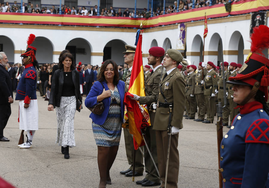 Patriotismo contra los elementos. Ante una inquietante amenaza de lluvia, 1.350 civiles han participado en la jura de bandera multitudinaria en el Acuartelamiento San Juan de Ribera del paseo de la Alameda de Valencia. Aunque en años anteriores las juras rondan el millar de personas, en esta ocasión se han superado con creces las expectativas. Esta situación ha hecho que por primera ocasión en un acto de estas características en Valencia se cuente con las cuatro banderas y espendartes de todas las unidades de la plaza. En el centro de la formación se ha situado el estandarte del Regimiento de Caballería Lusitania 8 (RCL-8) por ser el más antiguo y sobre éste es sobre el que se ha realizado el juramento. Precisamente en esta ocasión se celebran los 175 años desde que Isabel II designara la rojigualda como enseña de los tres ejercitos, según se ha recordado por megafonía. El acto ha sido presidido por el Teniente General don Francisco José Gan Pampols, jefe del Cuartel General Terrestre de Alta Disponibilidad. La lluvia ha respetado el acto hasta el último segundo, ya que las precipitaciones han empezado justo al concluir el toque que indicaba el fin del acto.