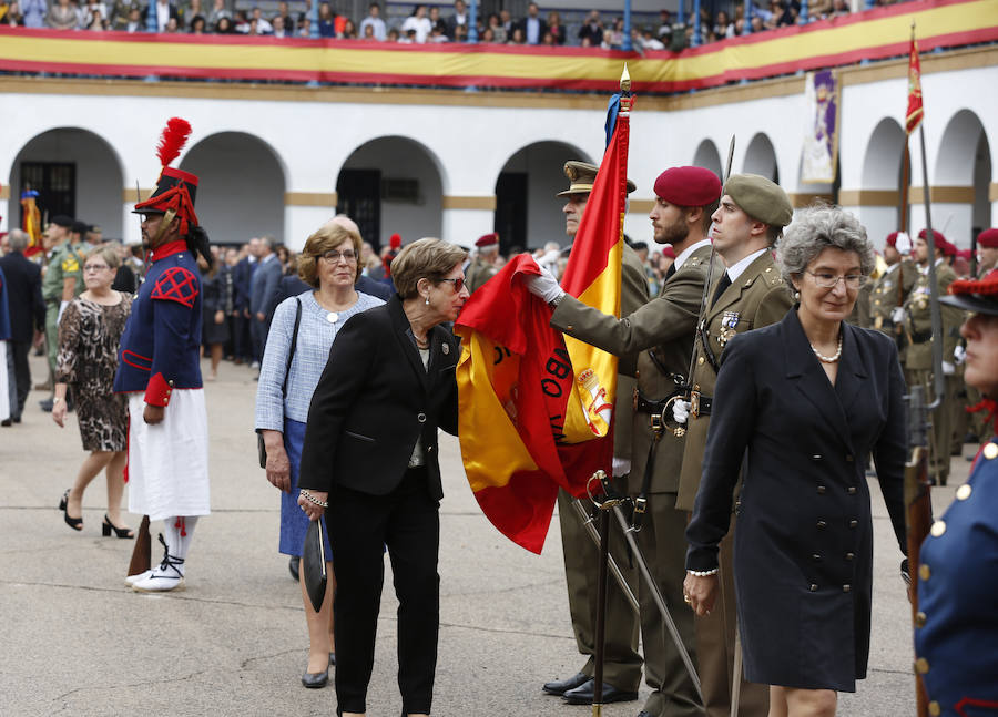 Patriotismo contra los elementos. Ante una inquietante amenaza de lluvia, 1.350 civiles han participado en la jura de bandera multitudinaria en el Acuartelamiento San Juan de Ribera del paseo de la Alameda de Valencia. Aunque en años anteriores las juras rondan el millar de personas, en esta ocasión se han superado con creces las expectativas. Esta situación ha hecho que por primera ocasión en un acto de estas características en Valencia se cuente con las cuatro banderas y espendartes de todas las unidades de la plaza. En el centro de la formación se ha situado el estandarte del Regimiento de Caballería Lusitania 8 (RCL-8) por ser el más antiguo y sobre éste es sobre el que se ha realizado el juramento. Precisamente en esta ocasión se celebran los 175 años desde que Isabel II designara la rojigualda como enseña de los tres ejercitos, según se ha recordado por megafonía. El acto ha sido presidido por el Teniente General don Francisco José Gan Pampols, jefe del Cuartel General Terrestre de Alta Disponibilidad. La lluvia ha respetado el acto hasta el último segundo, ya que las precipitaciones han empezado justo al concluir el toque que indicaba el fin del acto.