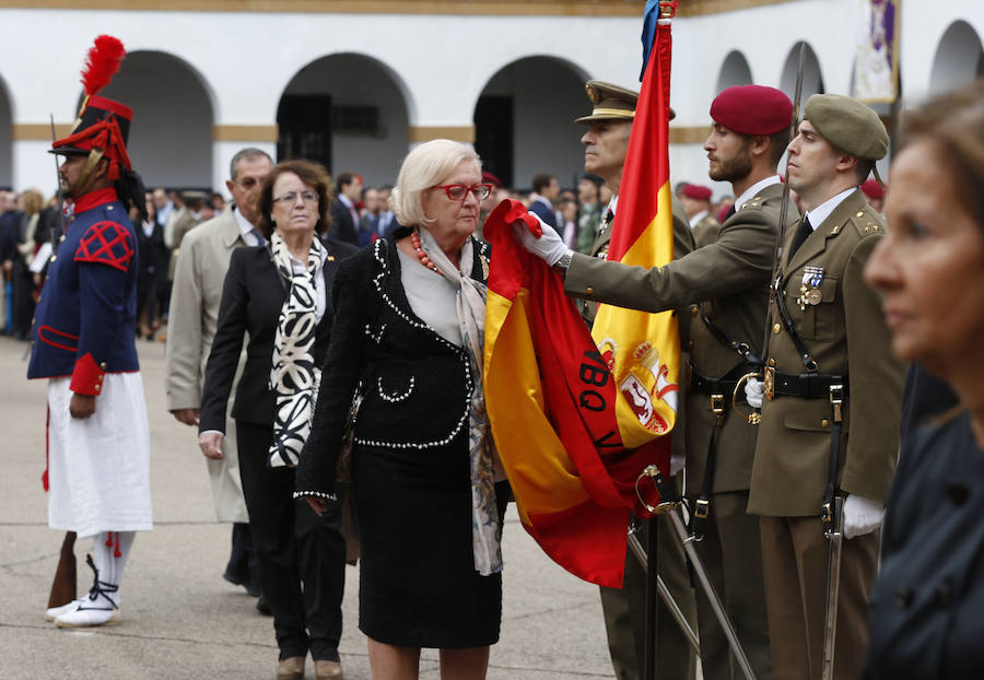 Patriotismo contra los elementos. Ante una inquietante amenaza de lluvia, 1.350 civiles han participado en la jura de bandera multitudinaria en el Acuartelamiento San Juan de Ribera del paseo de la Alameda de Valencia. Aunque en años anteriores las juras rondan el millar de personas, en esta ocasión se han superado con creces las expectativas. Esta situación ha hecho que por primera ocasión en un acto de estas características en Valencia se cuente con las cuatro banderas y espendartes de todas las unidades de la plaza. En el centro de la formación se ha situado el estandarte del Regimiento de Caballería Lusitania 8 (RCL-8) por ser el más antiguo y sobre éste es sobre el que se ha realizado el juramento. Precisamente en esta ocasión se celebran los 175 años desde que Isabel II designara la rojigualda como enseña de los tres ejercitos, según se ha recordado por megafonía. El acto ha sido presidido por el Teniente General don Francisco José Gan Pampols, jefe del Cuartel General Terrestre de Alta Disponibilidad. La lluvia ha respetado el acto hasta el último segundo, ya que las precipitaciones han empezado justo al concluir el toque que indicaba el fin del acto.