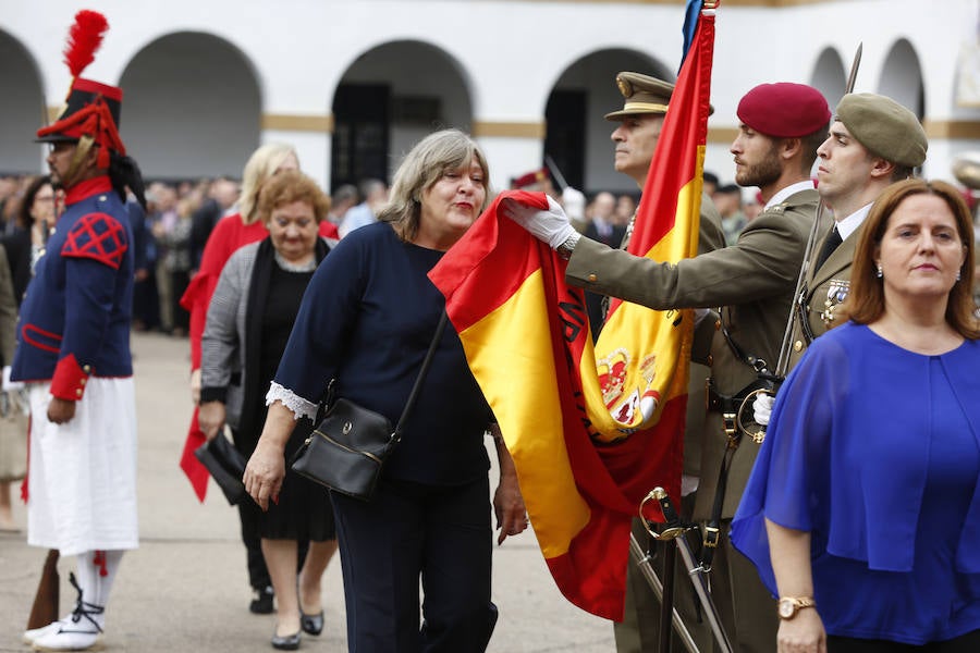 Patriotismo contra los elementos. Ante una inquietante amenaza de lluvia, 1.350 civiles han participado en la jura de bandera multitudinaria en el Acuartelamiento San Juan de Ribera del paseo de la Alameda de Valencia. Aunque en años anteriores las juras rondan el millar de personas, en esta ocasión se han superado con creces las expectativas. Esta situación ha hecho que por primera ocasión en un acto de estas características en Valencia se cuente con las cuatro banderas y espendartes de todas las unidades de la plaza. En el centro de la formación se ha situado el estandarte del Regimiento de Caballería Lusitania 8 (RCL-8) por ser el más antiguo y sobre éste es sobre el que se ha realizado el juramento. Precisamente en esta ocasión se celebran los 175 años desde que Isabel II designara la rojigualda como enseña de los tres ejercitos, según se ha recordado por megafonía. El acto ha sido presidido por el Teniente General don Francisco José Gan Pampols, jefe del Cuartel General Terrestre de Alta Disponibilidad. La lluvia ha respetado el acto hasta el último segundo, ya que las precipitaciones han empezado justo al concluir el toque que indicaba el fin del acto.