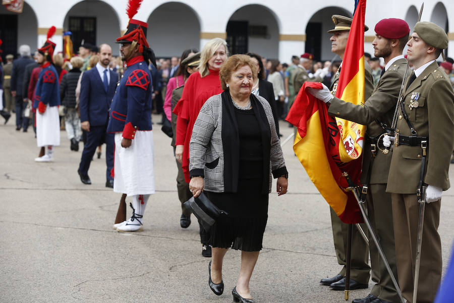 Patriotismo contra los elementos. Ante una inquietante amenaza de lluvia, 1.350 civiles han participado en la jura de bandera multitudinaria en el Acuartelamiento San Juan de Ribera del paseo de la Alameda de Valencia. Aunque en años anteriores las juras rondan el millar de personas, en esta ocasión se han superado con creces las expectativas. Esta situación ha hecho que por primera ocasión en un acto de estas características en Valencia se cuente con las cuatro banderas y espendartes de todas las unidades de la plaza. En el centro de la formación se ha situado el estandarte del Regimiento de Caballería Lusitania 8 (RCL-8) por ser el más antiguo y sobre éste es sobre el que se ha realizado el juramento. Precisamente en esta ocasión se celebran los 175 años desde que Isabel II designara la rojigualda como enseña de los tres ejercitos, según se ha recordado por megafonía. El acto ha sido presidido por el Teniente General don Francisco José Gan Pampols, jefe del Cuartel General Terrestre de Alta Disponibilidad. La lluvia ha respetado el acto hasta el último segundo, ya que las precipitaciones han empezado justo al concluir el toque que indicaba el fin del acto.