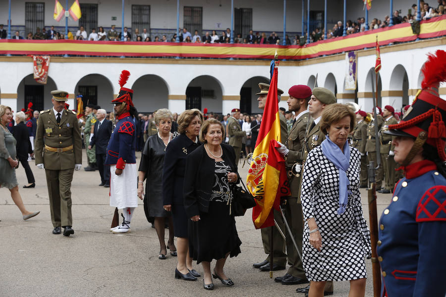 Patriotismo contra los elementos. Ante una inquietante amenaza de lluvia, 1.350 civiles han participado en la jura de bandera multitudinaria en el Acuartelamiento San Juan de Ribera del paseo de la Alameda de Valencia. Aunque en años anteriores las juras rondan el millar de personas, en esta ocasión se han superado con creces las expectativas. Esta situación ha hecho que por primera ocasión en un acto de estas características en Valencia se cuente con las cuatro banderas y espendartes de todas las unidades de la plaza. En el centro de la formación se ha situado el estandarte del Regimiento de Caballería Lusitania 8 (RCL-8) por ser el más antiguo y sobre éste es sobre el que se ha realizado el juramento. Precisamente en esta ocasión se celebran los 175 años desde que Isabel II designara la rojigualda como enseña de los tres ejercitos, según se ha recordado por megafonía. El acto ha sido presidido por el Teniente General don Francisco José Gan Pampols, jefe del Cuartel General Terrestre de Alta Disponibilidad. La lluvia ha respetado el acto hasta el último segundo, ya que las precipitaciones han empezado justo al concluir el toque que indicaba el fin del acto.