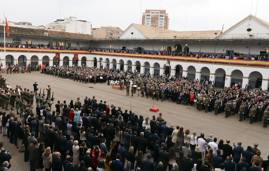 Patriotismo contra los elementos. Ante una inquietante amenaza de lluvia, 1.350 civiles han participado en la jura de bandera multitudinaria en el Acuartelamiento San Juan de Ribera del paseo de la Alameda de Valencia.Aunque en años anteriores las juras rondan el millar de personas, en esta ocasión se han superado con creces las expectativas.Esta situación ha hecho que por primera ocasión en un acto de estas características en Valencia se cuente con las cuatro banderas y espendartes de todas las unidades de la plaza. En el centro de la formación se ha situado el estandarte del Regimiento de Caballería Lusitania 8 (RCL-8) por ser el más antiguo y sobre éste es sobre el que se ha realizado el juramento. Precisamente en esta ocasión se celebran los 175 años desde que Isabel II designara la rojigualda como enseña de los tres ejercitos, según se ha recordado por megafonía.El acto ha sido presidido por el Teniente General don Francisco José Gan Pampols, jefe del Cuartel General Terrestre de Alta Disponibilidad. La lluvia ha respetado el acto hasta el último segundo, ya que las precipitaciones han empezado justo al concluir el toque que indicaba el fin del acto.