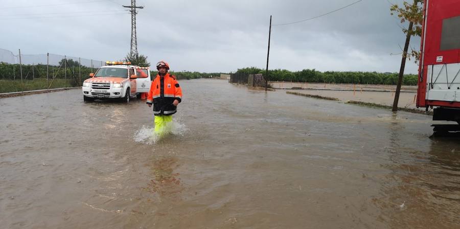 Fotos: Una tromba de agua inunda las calles de Tavernes de la Valldigna