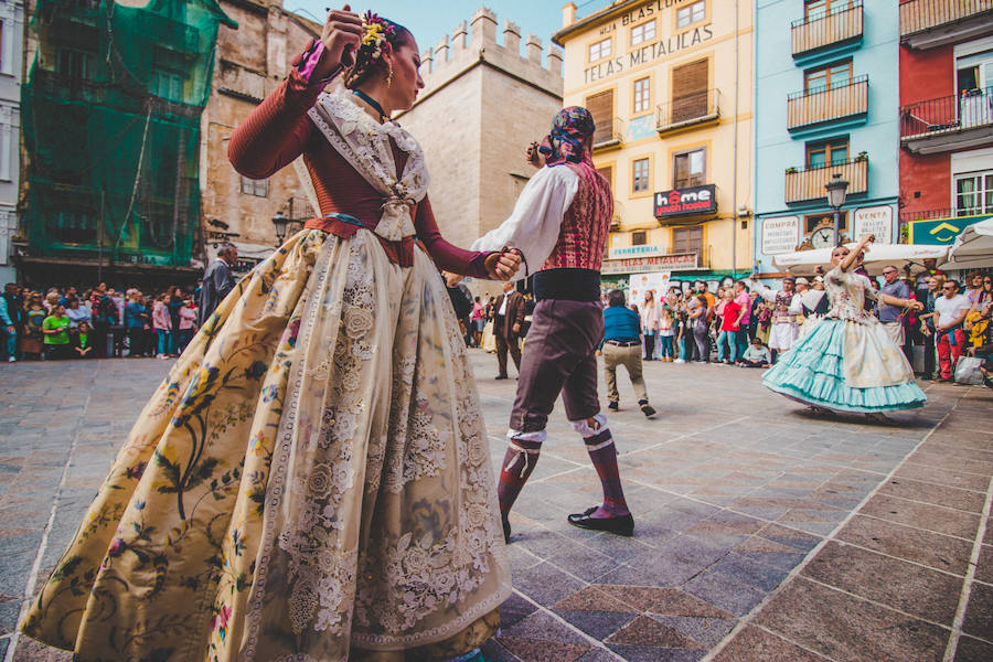 Nunca se había celebrado un acto con semejantes características. Hasta ocho falleras mayores de Valencia, de la última década, estaban confirmadas para danzar ante la Lonja de la Seda de la ciudad de Valencia. El acto se ha celebrado dentro del 150 aniversario de la Falla plaza del Doctor Collado y han participado Pilar Giménez (FMV 2010), Sandra Muñoz (FMV 2012), Begoña Jiménez (FMV 2013), Carmen Sancho (FMV 2014), Estefanía López (FMV 2015), Alicia Moreno (FMV 2016), Raquel Alario (2017) y Rocio Gil (FMV 2018).