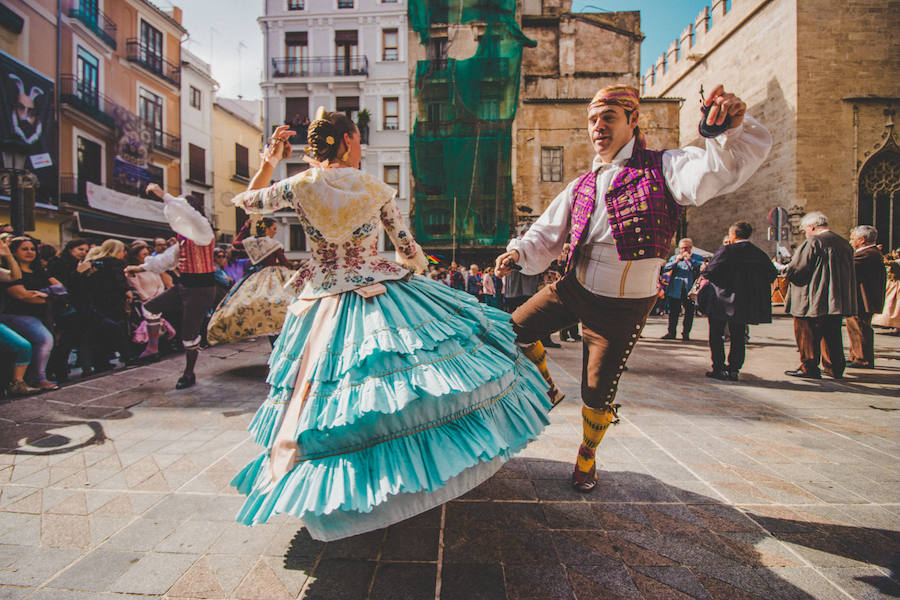 Nunca se había celebrado un acto con semejantes características. Hasta ocho falleras mayores de Valencia, de la última década, estaban confirmadas para danzar ante la Lonja de la Seda de la ciudad de Valencia. El acto se ha celebrado dentro del 150 aniversario de la Falla plaza del Doctor Collado y han participado Pilar Giménez (FMV 2010), Sandra Muñoz (FMV 2012), Begoña Jiménez (FMV 2013), Carmen Sancho (FMV 2014), Estefanía López (FMV 2015), Alicia Moreno (FMV 2016), Raquel Alario (2017) y Rocio Gil (FMV 2018).