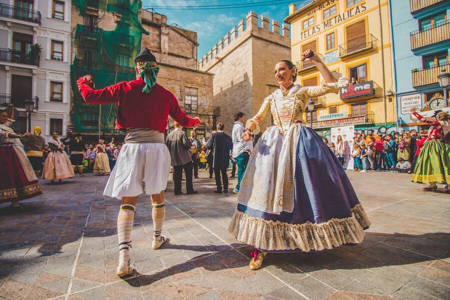 Nunca se había celebrado un acto con semejantes características. Hasta ocho falleras mayores de Valencia, de la última década, estaban confirmadas para danzar ante la Lonja de la Seda de la ciudad de Valencia. El acto se ha celebrado dentro del 150 aniversario de la Falla plaza del Doctor Collado y han participado Pilar Giménez (FMV 2010), Sandra Muñoz (FMV 2012), Begoña Jiménez (FMV 2013), Carmen Sancho (FMV 2014), Estefanía López (FMV 2015), Alicia Moreno (FMV 2016), Raquel Alario (2017) y Rocio Gil (FMV 2018).