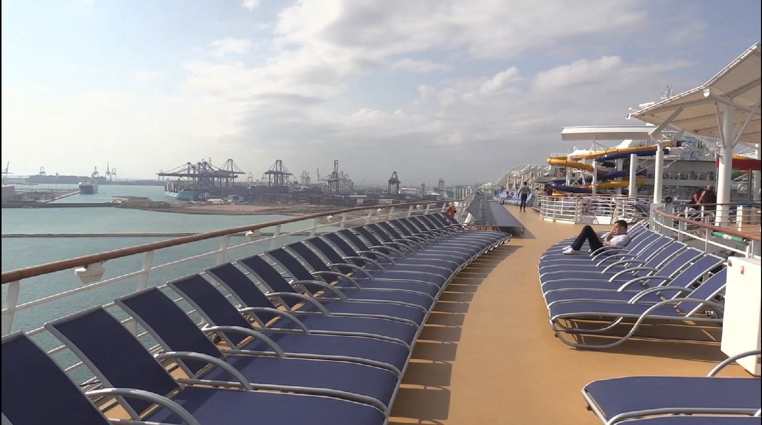 El 'Symphony of the Seas' ha hecho este domingo escala en Valencia en su periplo por el Mediterráneo. El Symphony es actualmente el mayor crucero del mundo. Sus cifras son de infarto: 362 metros de eslora, 226.000 toneladas de peso. El buque, de la compañía Royal Caribbean es una maravilla de la ingeniería: tiene 18 cubiertas y 19 piscinas. Además, dispone de 10 jacuzzis y 24 ascensores al servicio de más de 6.000 pasajeros alojados en 2.775 camarotes y atendidos por 2.200 miembros de la tripulación. The Ultimate Abyss, en la parte más elevada de la popa, es el tobogán más alto en el mar. Consta de dos toboganes serpenteantes que descienden desde una altura de diez plantas, 28 metros de caída que se recorren en menos de 15 segundos. Symphony of the Seas dispone de pista de running, un bar móvil que va elevándose o descendiendo como si de un ascensor se tratara, dos simuladores de surf, una tirolina de 25 metros de largo, camarotes con mayordomo y otra infinidad de lujos. Tras recorrer todo el Mediterráneo viajará al Caribe como próximo destino. 